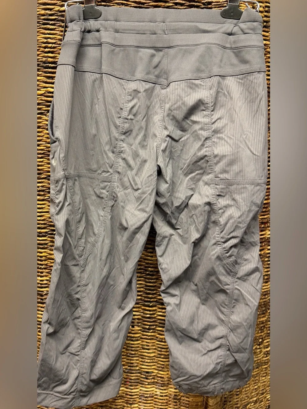 lululemon athletica women’s Light Gray Pinstripe Cropped Pants - Size:8‎